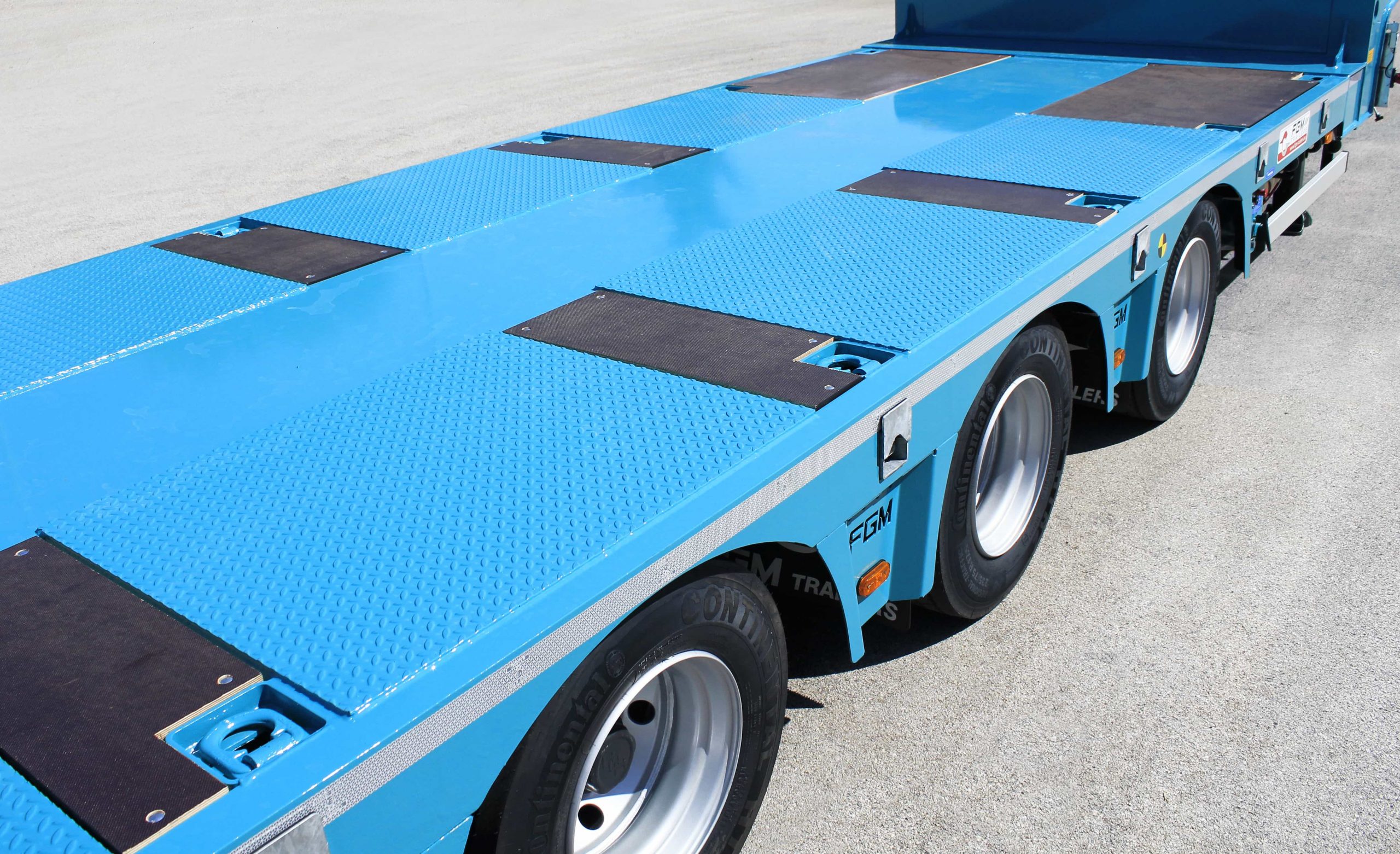 Heavy_duty_trailer_FGM_56_loading_platform-min