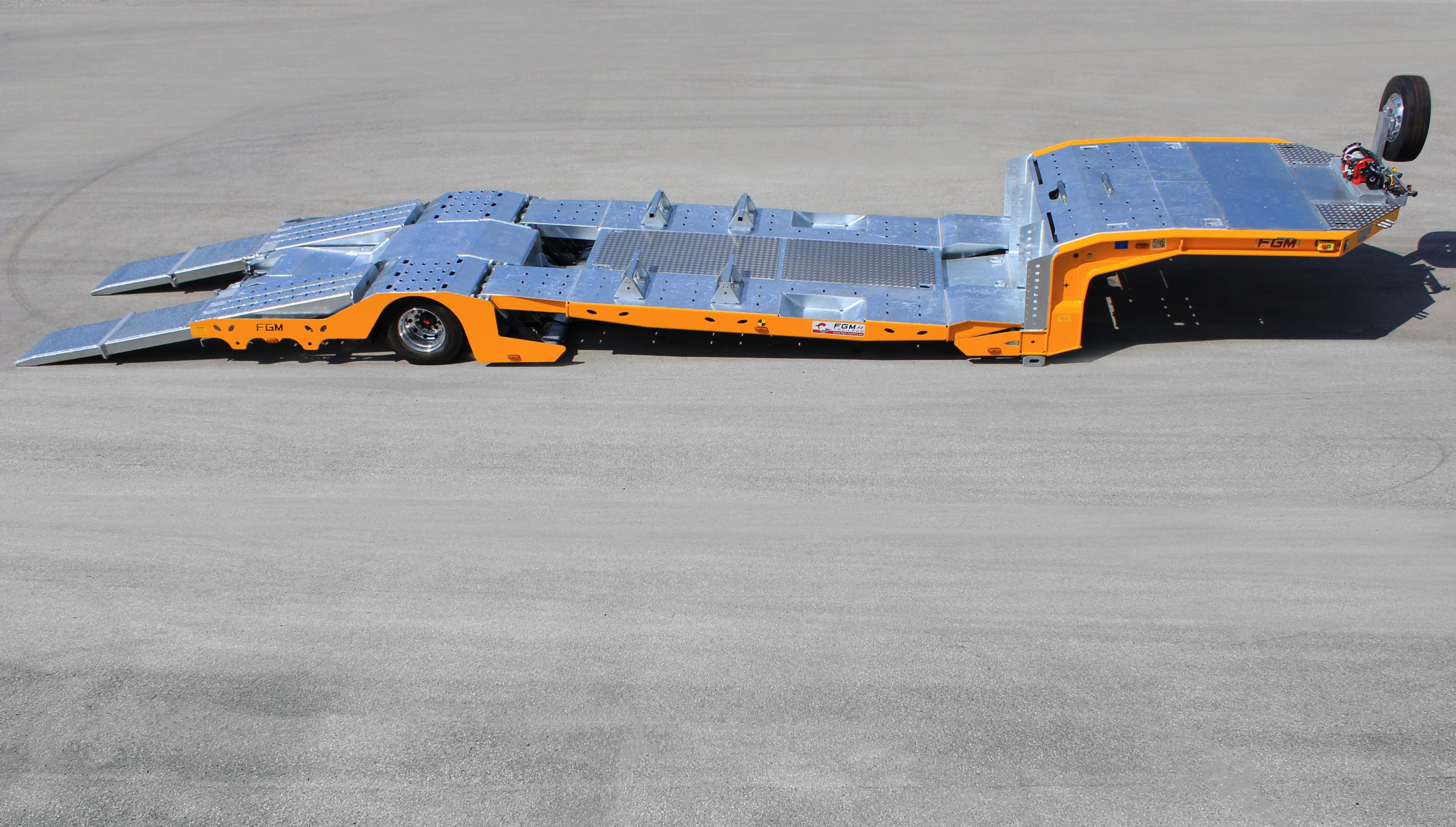 Semitrailer FGM 19 with hydraulic lifting platfrom (2)