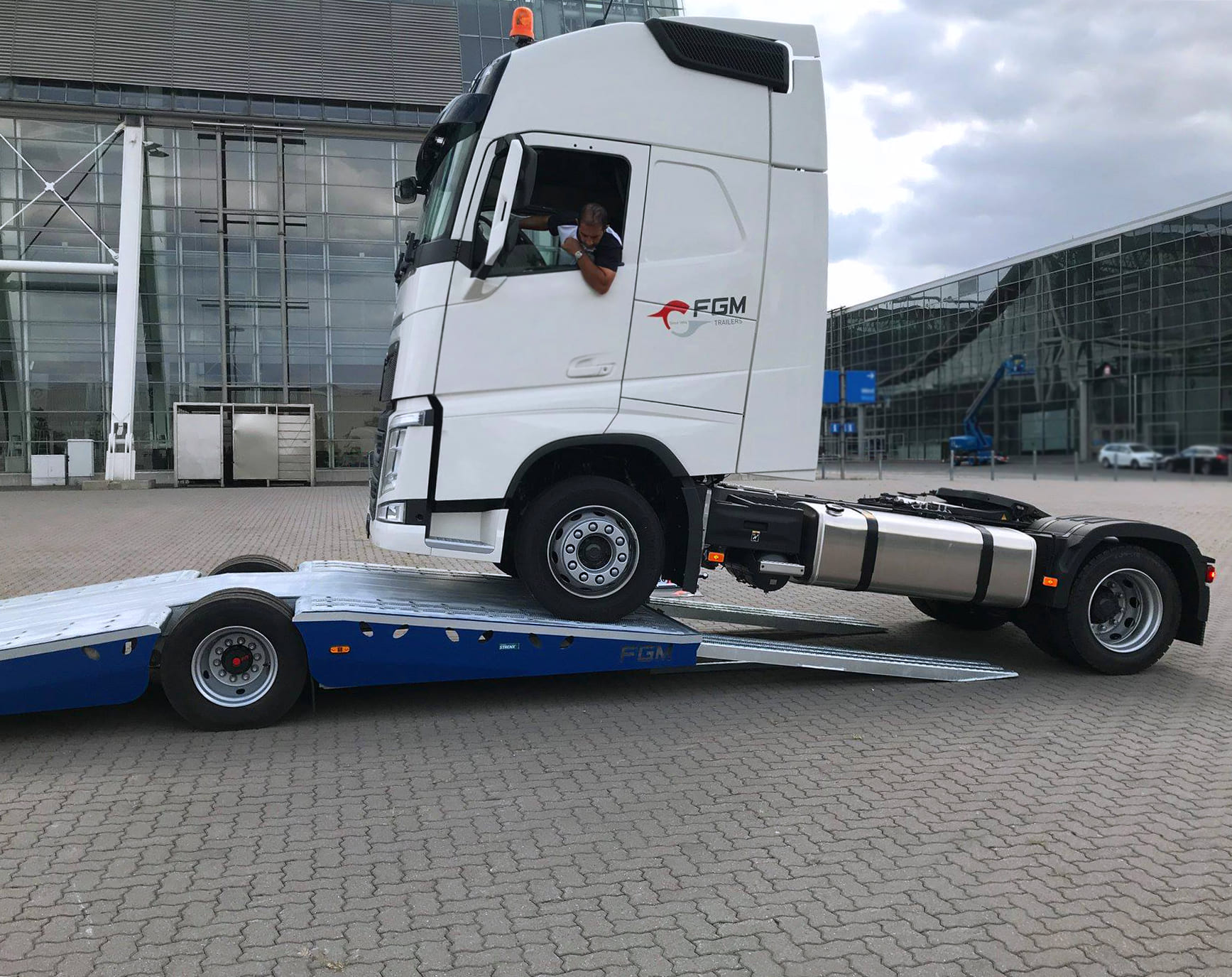 Semitrailer fgm 19 trasporting a high cabin truck volvo (2)