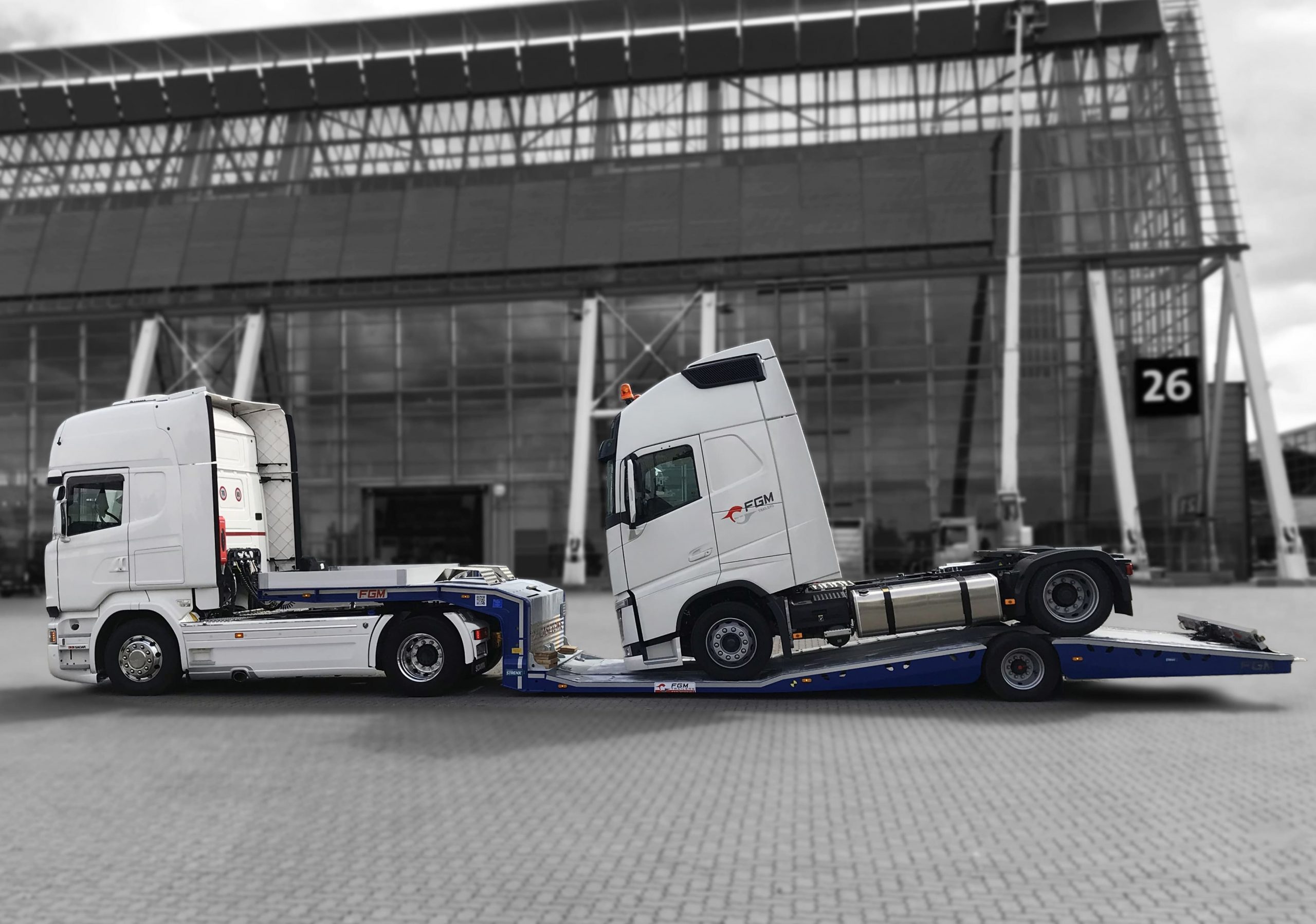 Semitrailer fgm 19 trasporting a high cabin truck volvo